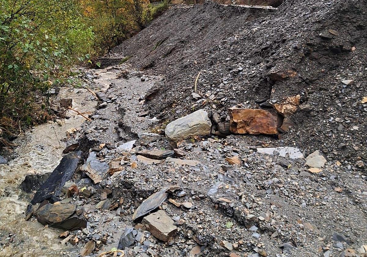 Imagen del argayo que bloquea la carretera de acceso a Peñalba de Santiago.