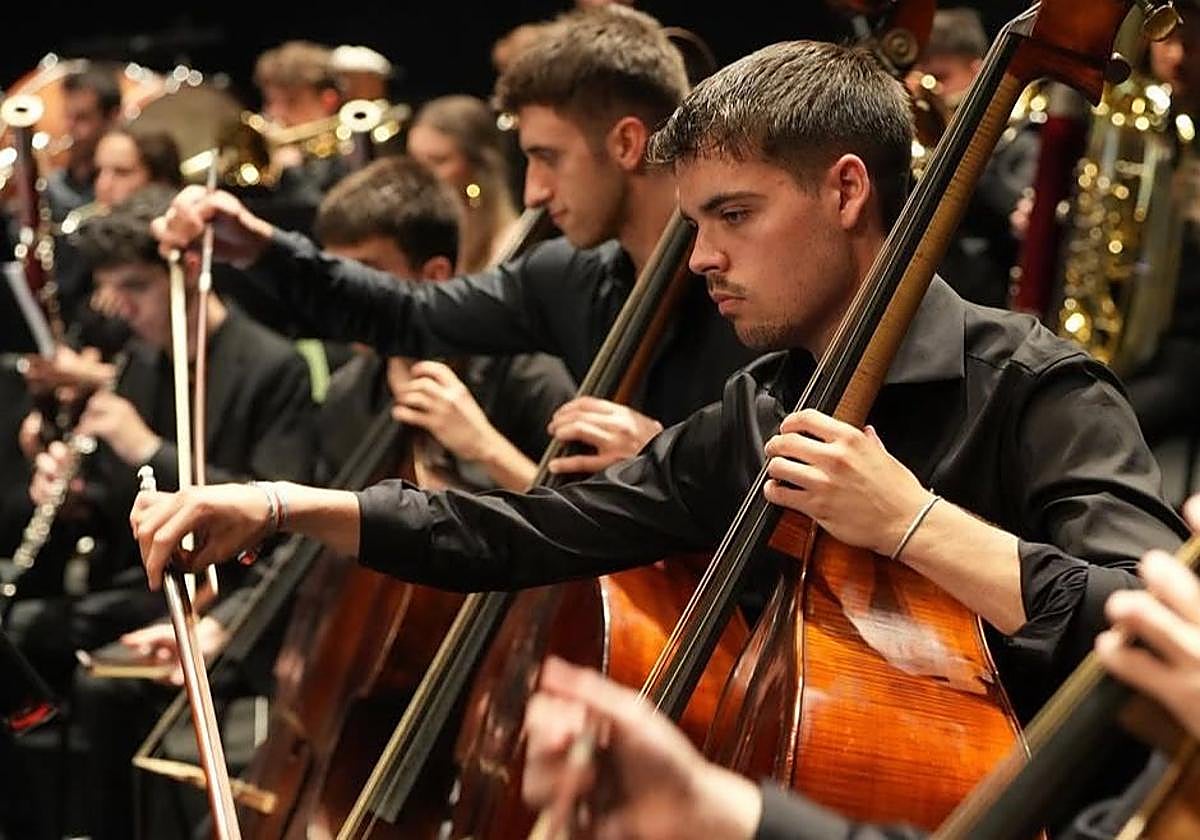 Imagen del contrabajista Iago López en un concierto con una orquesta.