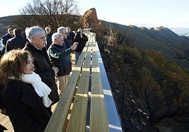 El consejero dde Cultura, Turismo y Deporte, Gonzalo Santonja (3I), durante su visita al Mirador de Orellán.