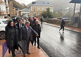 El Consejero de Movilidad y Transformación Digital, José Luis Sanz Merino visitó Vega de Valcarce para ver el estado de las obras.