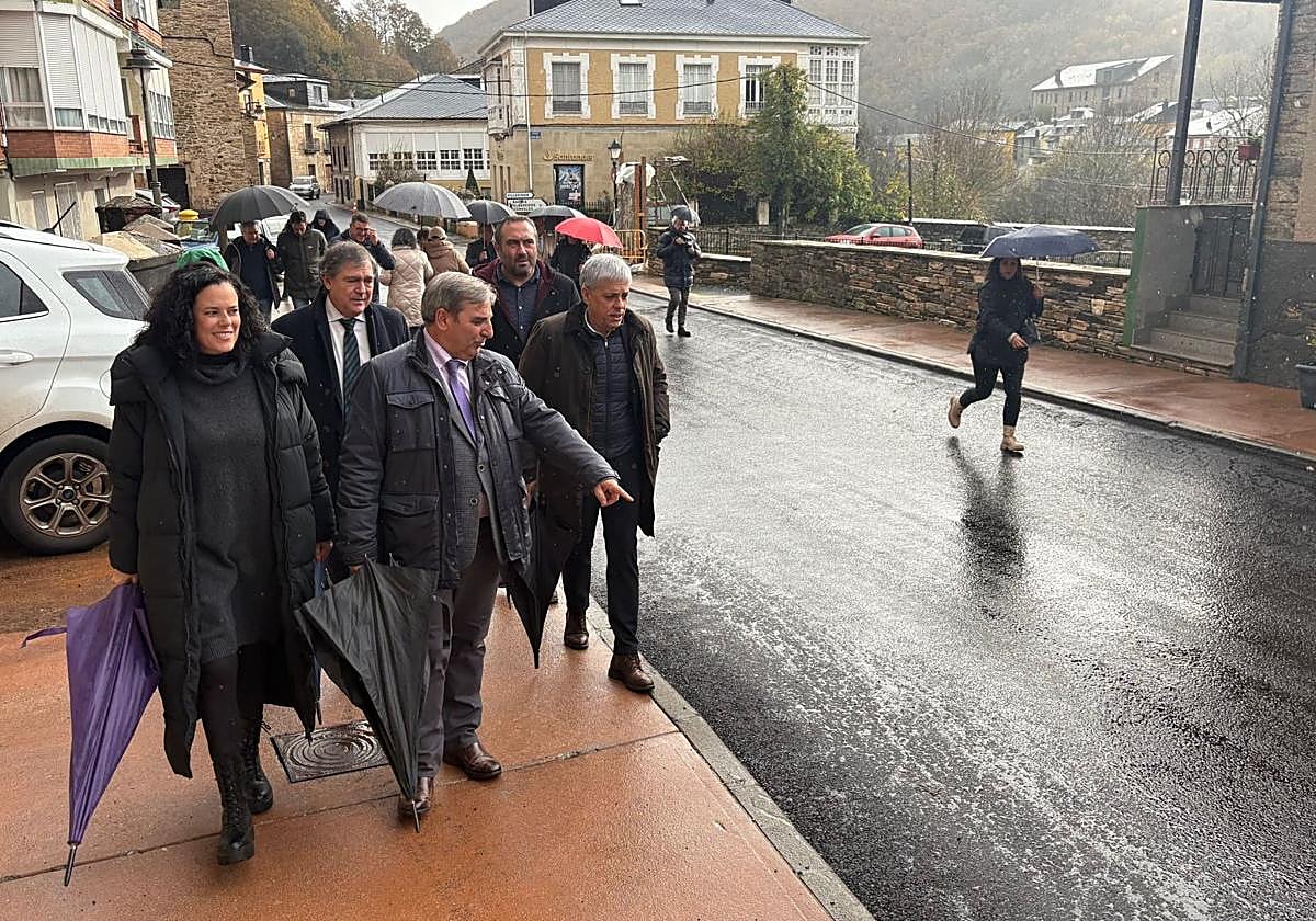 El Consejero de Movilidad y Transformación Digital, José Luis Sanz Merino visitó Vega de Valcarce para ver el estado de las obras.