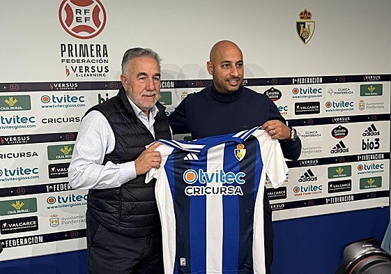El nuevo técnico de la SD Ponferradina, Nafti, junto al presidente del club, Jose Fernández Nieto.