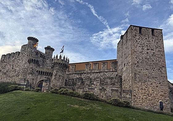 Imagen del Castillo de los Templarios en Ponferrada, una de las paradas indispensables para el itinerario según la IA.