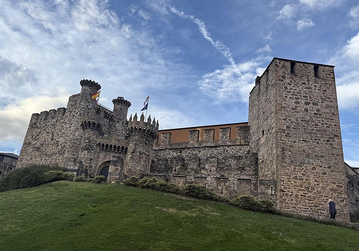 Imagen del Castillo de los Templarios en Ponferrada, una de las paradas indispensables para el itinerario según la IA.