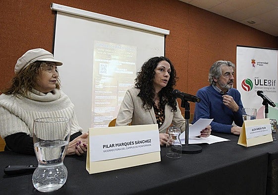 La alcaldesa de Páramo del Sil, Alicia García (C), junto al director de la Fundación Oso Pardo, Guillermo Palomero, y la vicerrecptora del Campus de Ponferrada, Pilar Marqués (I), durante la inauguración de las jornadas.