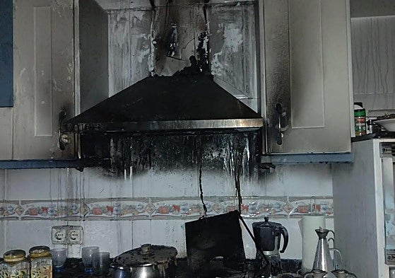El incendio provocó daños en la campana extractora de la vivienda.