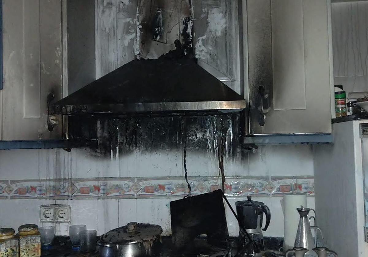 El incendio provocó daños en la campana extractora de la vivienda.