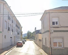 Imagen de un tramo de la calle donde se ubica la vivienda que sale a subasta en Fuentenuevas.