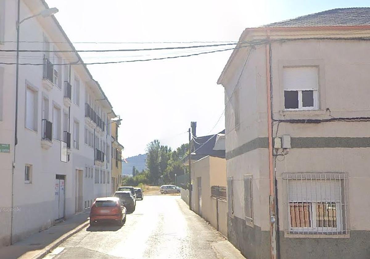 Imagen de un tramo de la calle donde se ubica la vivienda que sale a subasta en Fuentenuevas.