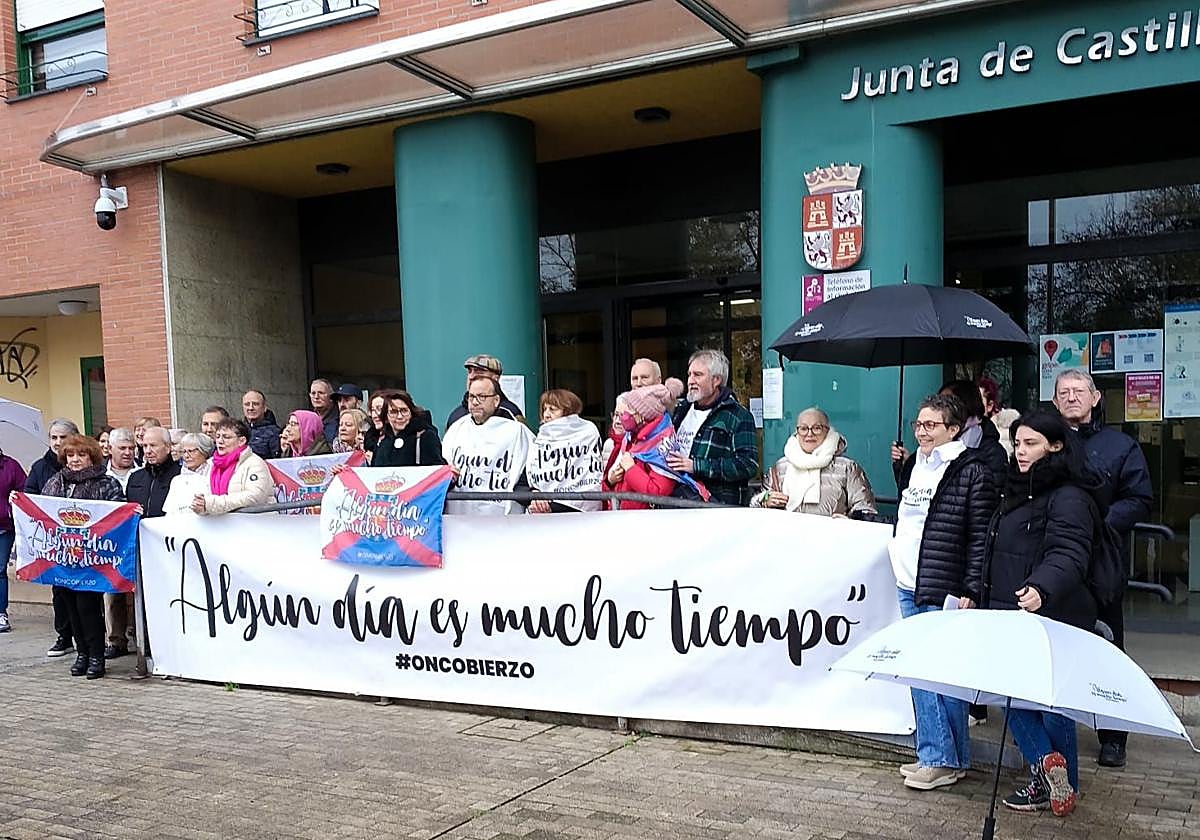 Concentración de OncoBierzo frente al edificio de la Junta de Castilla y León en Ponferrada.