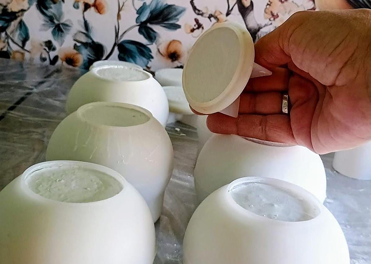 Imagen secundaria 1 - Imagenes del proceso de creación del tradicional pote en cerámica con cemento.