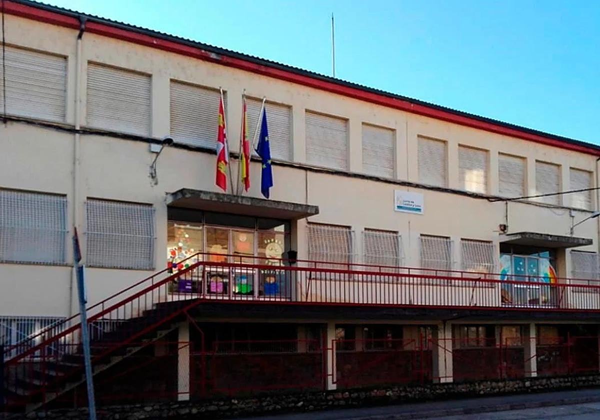 Imagen de archivo de la fachada del colegio berciano ganador del concurso nacional de cuentos navideños.