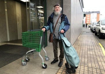 Una hora andando sobre la nieve para hacer la compra: «Con el argayo y el hielo en Peñalba no tenemos opción»