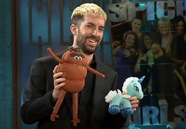 David Broncano enseñando el botillo del Bierzo en el programa del miércoles 3 de diciembre en 'La Revuelta'.