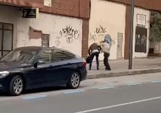 Imagen de la agresión al secretario general del PSOE de Ponferrada y presidente del Consejo Comarcal del Bierzo, Olegario Ramón.