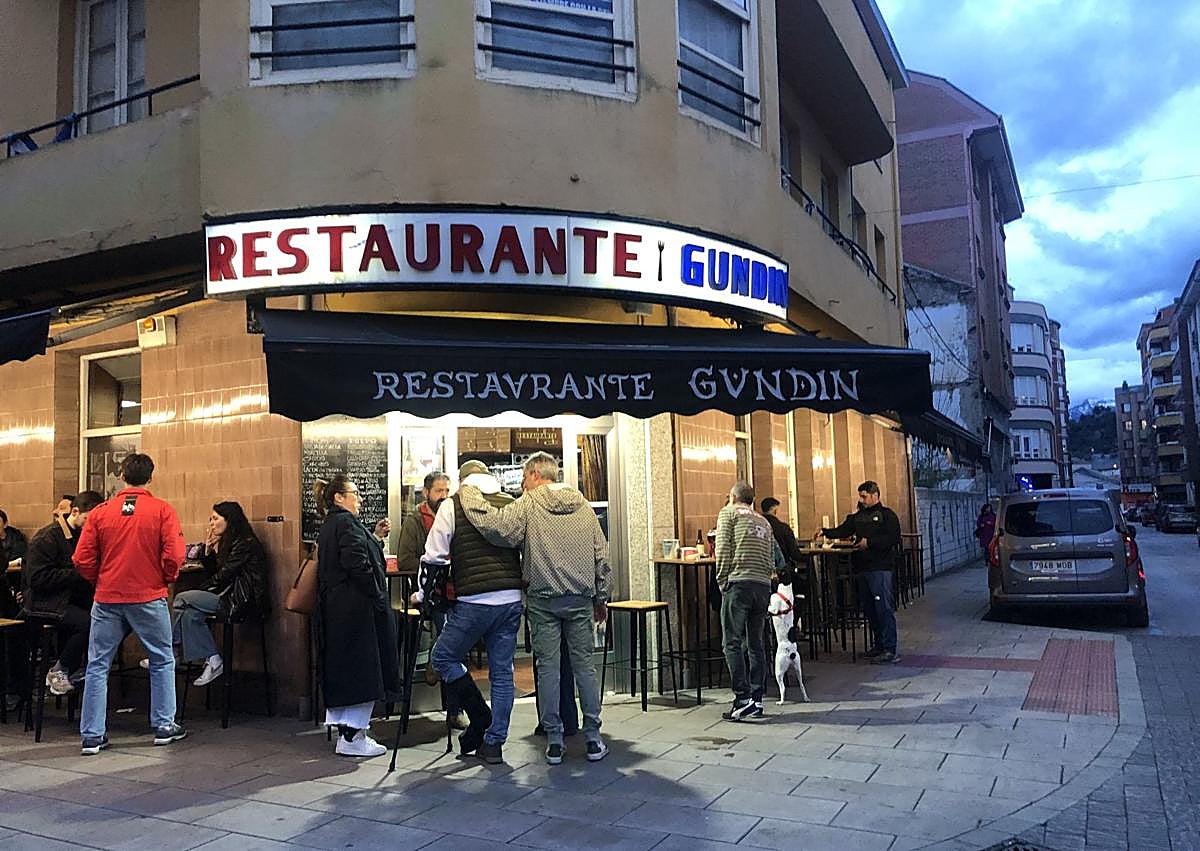 Imagen secundaria 1 - Miguel y Nieves con todo el equipo, imagen del bar y ambos en su último día en el Gundín. 