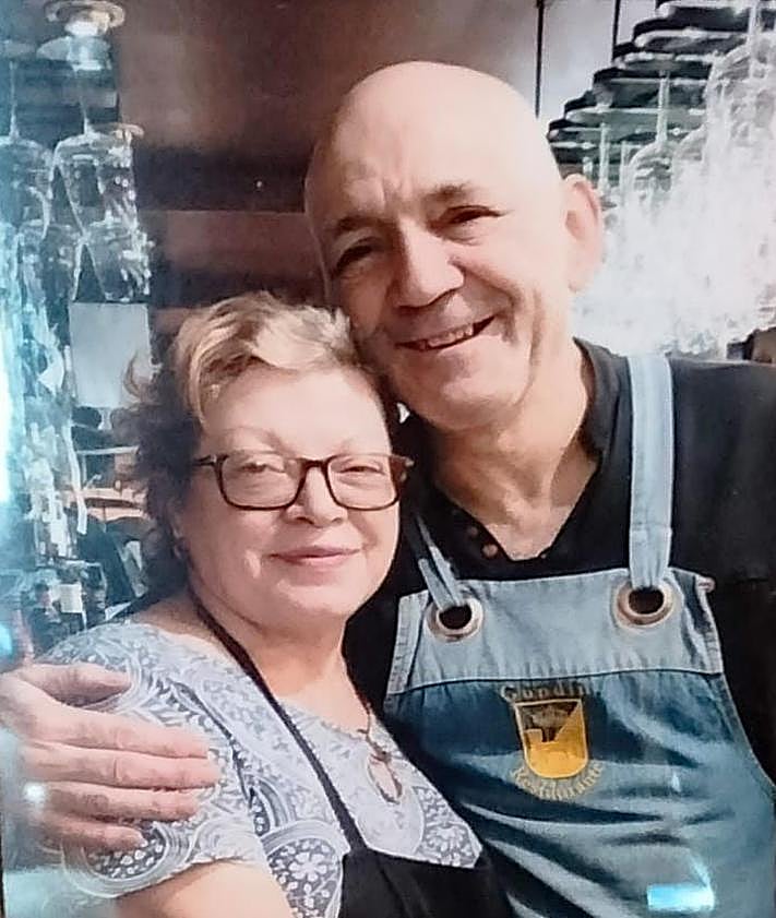 Imagen secundaria 2 - Miguel y Nieves con todo el equipo, imagen del bar y ambos en su último día en el Gundín. 