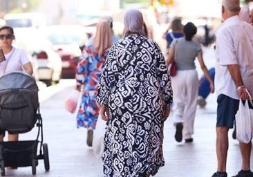 Varias personas caminando por la calle, una imagen de archivo.