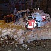 Labores de extinción del coche incendiado por parte de los Bomberos del Ayuntamiento de Ponferrada.