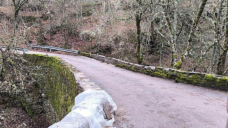 Dos décadas de reivindicación y 800 firmas ponen fin al punto negro de la carretera de Salientes