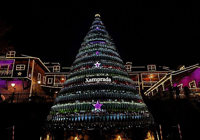 Imagen del gran árbol de botellas de Xamprada que preside la decoración navideña del Palacio de Canedo.