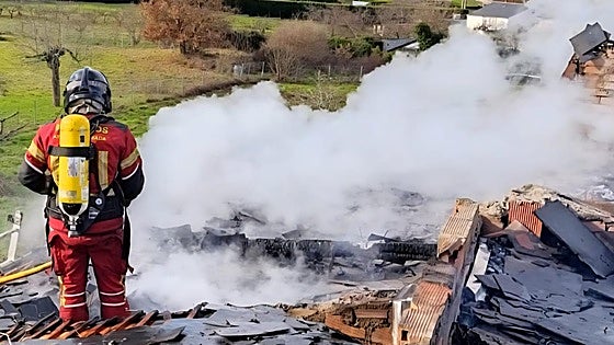 Incendio en la cubierta de una vivienda unifamiliar en Molinaseca