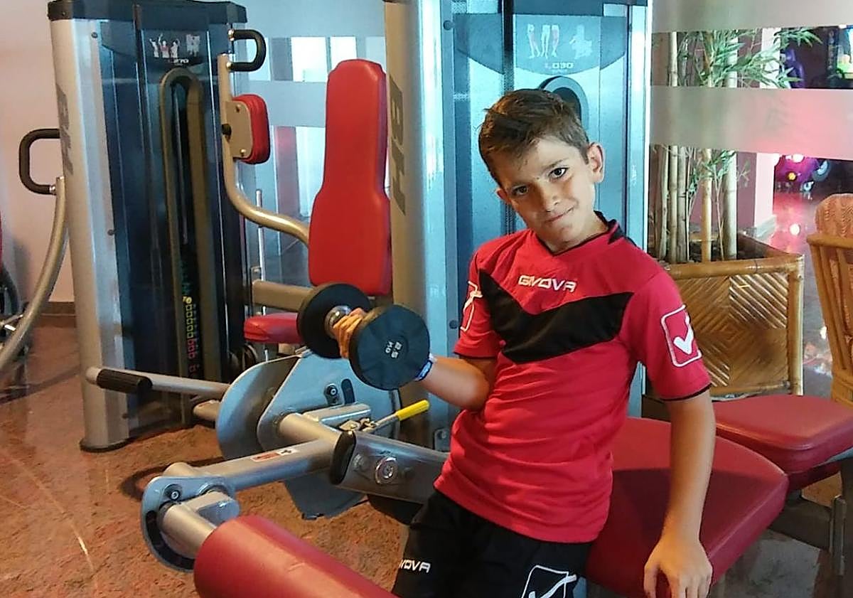 Imagen principal - Imágenes de Iker García cuando era pequeño en el gimnasio y de portero del C. D. Naraya.