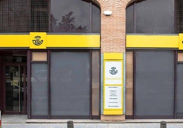 Protesta de los trabajadores de Correos en Bembibre por la falta de personal y el deterioro del servicio
