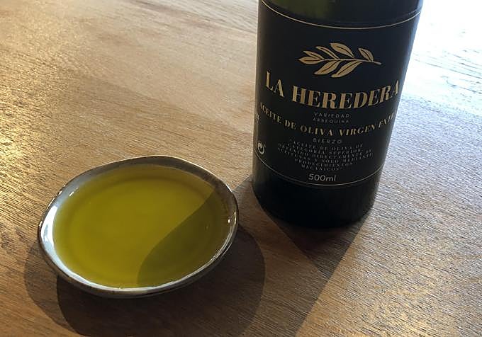 Aceite cien por cien del Bierzo, elaborado de forma artesanal con cosecha y extracción en frío.