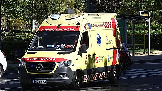 Tres heridos en una colisión entre dos turismos en Villadepalos