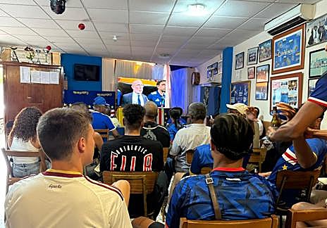 Imagen secundaria 1 - Aficionados caboverdianos momentos previos al comienzo del partido.