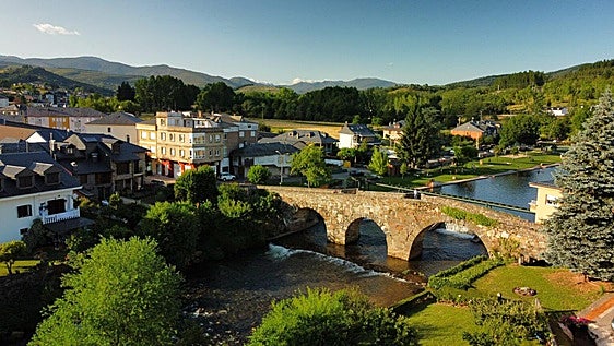 Obras en Vega de Espinareda: el Ayuntamiento licita la mejora de viales y saneamiento por 273.000 euros