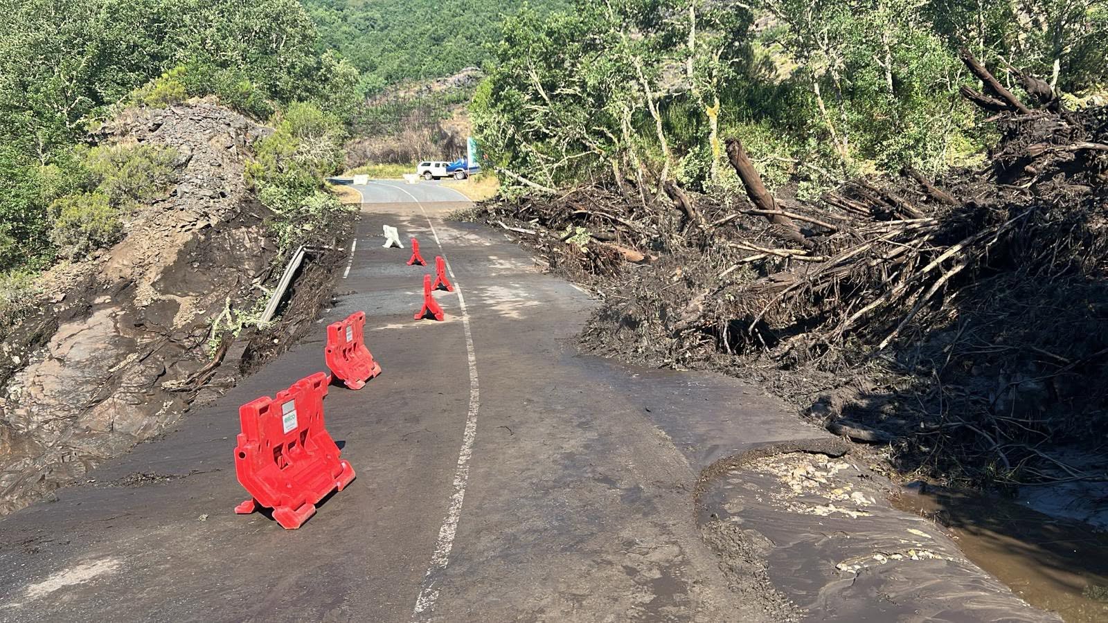 Estado actual de la carretera tras un intenso trabajo de limpieza.