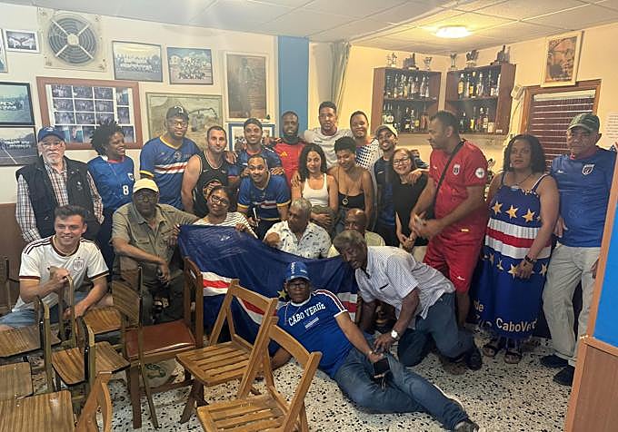 Algunos 'cabobercianos' que acudieron a ver el partido de la selección ante España en la sede de la asociación 'Amílcar Cabral'.