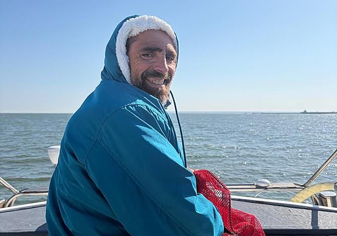 El atleta berciano en aguas del Canal de la Mancha cuando fue a entrenar en el mes de mayo.
