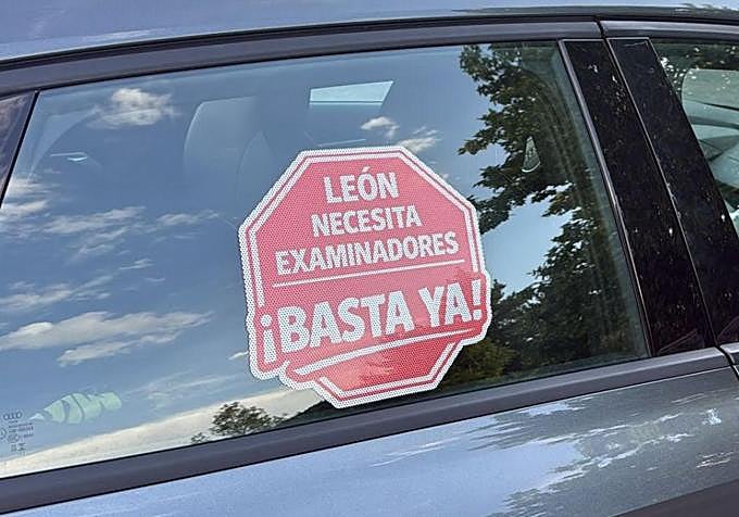 Lema de protesta que portan todos los coches de las autoescuelas de la comarca para reclamar examinadores.