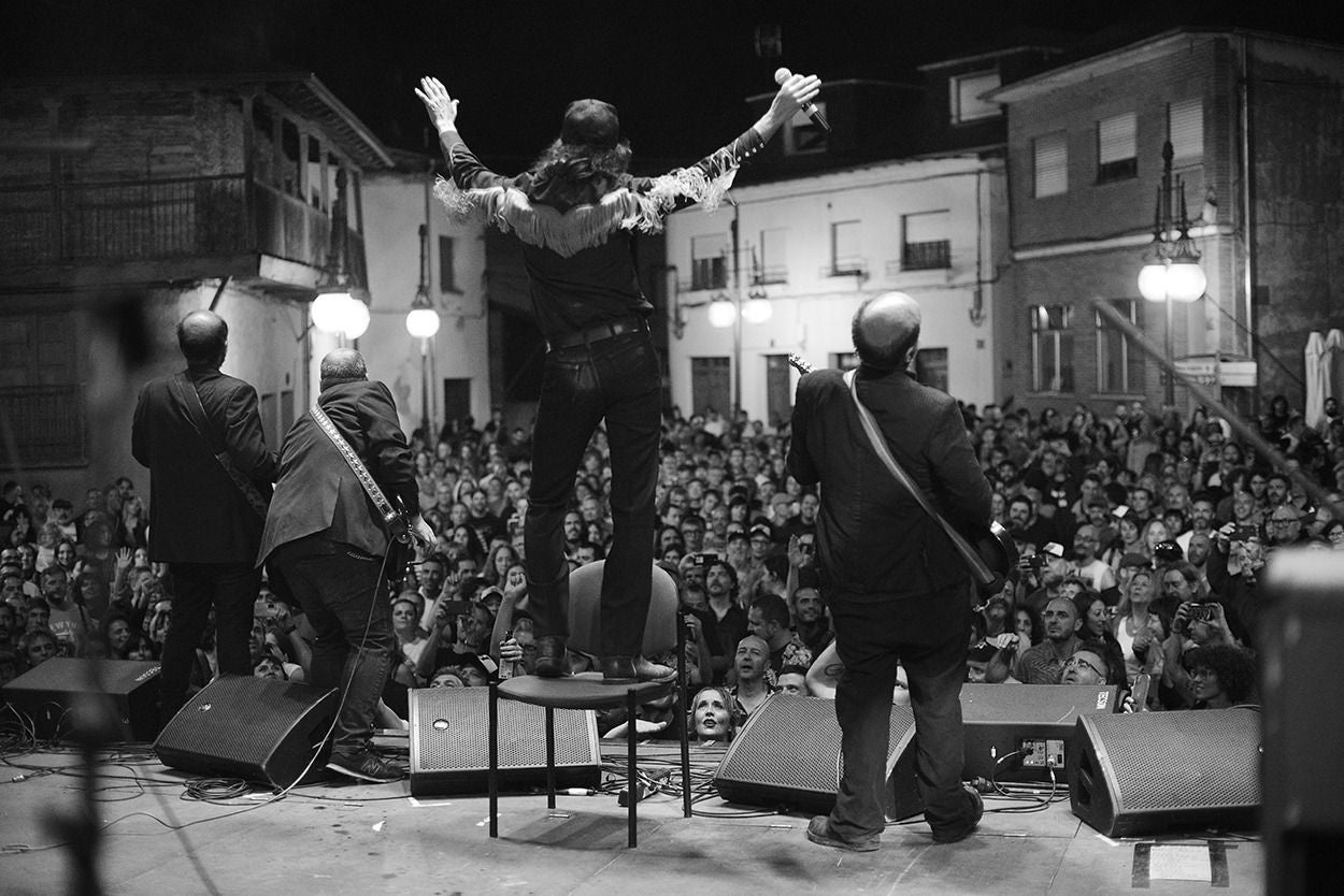 La plaza de Vega de Espinareda llena en uno de los conciertos del Espina Fest.