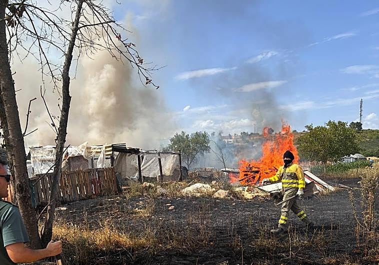 Imagen principal - El incendio uso en riesgo a nueve viviendas ya que las llamas saltaron de la calle La Cerca a la calle Patal,