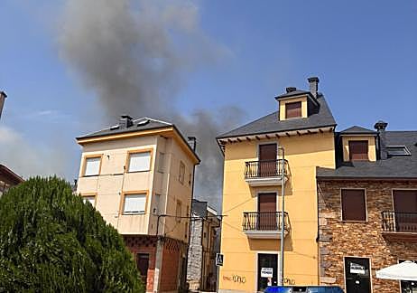 Imagen secundaria 1 - El incendio uso en riesgo a nueve viviendas ya que las llamas saltaron de la calle La Cerca a la calle Patal,