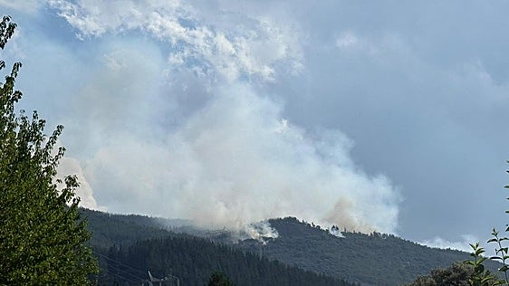 Los alcaldes de Trabadelo y Vega de Valcarce sobre los incendios: «Aquí no ha venido nadie»