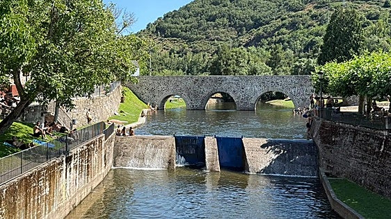 Playa fluvial de Molinaseca: el paraíso del Bierzo donde disfrutar del verano en familia