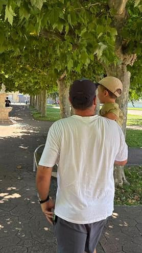 Imagen secundaria 2 - Antolín Fernández y Kassandra Cañibano junto a su hijo Julen, en el parque la Valiña en Camponaraya.