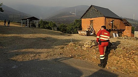 Los incendios de Balboa y Castropodame bajan de peligrosidad, pero se mantienen activos