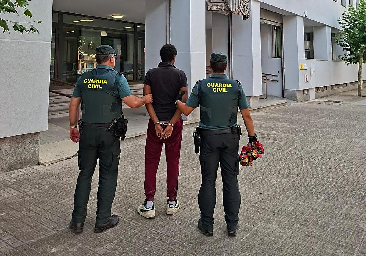 Dos agentes de la Guardia Civil trasladan al detenido a los juzgados de Ponferrada.