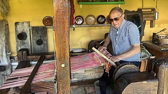 El maestro retirado que vela por el pasado agrícola del Bierzo: «Me he ido haciendo con una colección de 1.500 piezas»