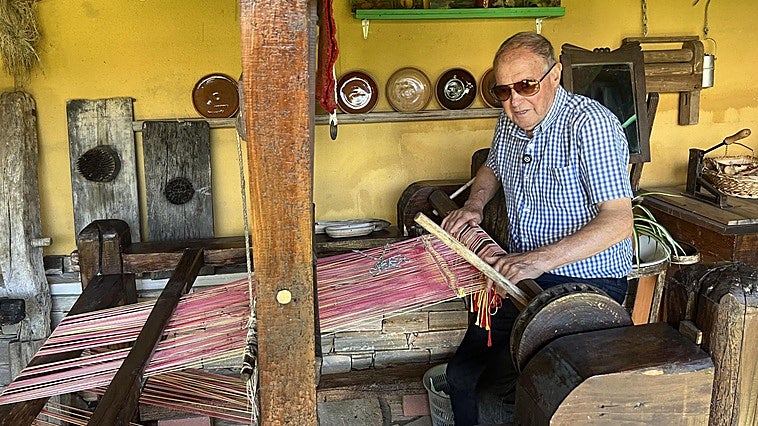 El maestro retirado que vela por el pasado agrícola del Bierzo: «Me he ido haciendo con una colección de 1.500 piezas»