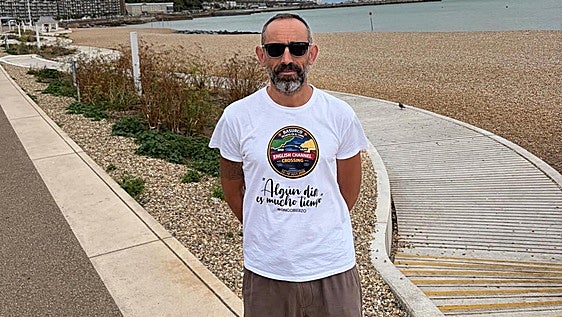 El berciano que nadará durante 20 horas en el Canal de la Mancha: «Tenemos una posibilidad el domingo»