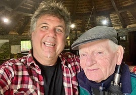 Gurka, el argentino de Guímara (I), junto a Gabriel, el hermano de Elpidio, el fornelo que fue como su padre,, en la palloza del castro de Chano.