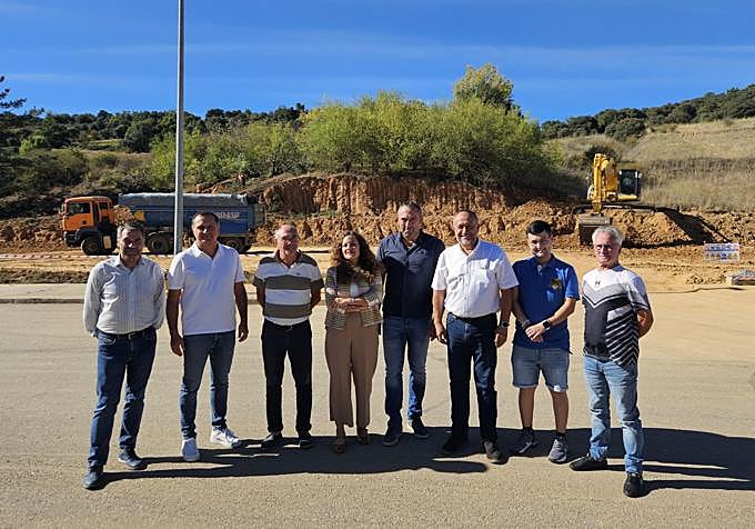 El presidente de la Diputación (3D), acompañado de la alcaldesa de Bembibre y otros cargos, en la visita a los trabajos.