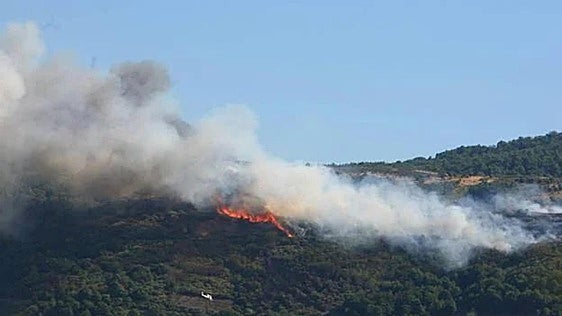 Dos incendios intencionados en El Bierzo movilizan a más de una docena de medios terrestres y aéreos
